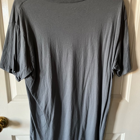 Gap Men’s Gray V-Neck Tee Shirt Size Large Short Sleeve EXCELLENT CONDITION - Picture 3 of 7